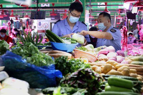 瑤海區(qū)開(kāi)展節(jié)前食品安全專項(xiàng)檢查，筑牢食品銷售環(huán)節(jié)安全防線